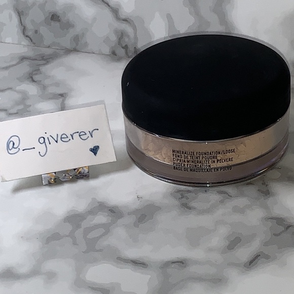 LIGHT Mineralize Foundation Loose Powder MAC Cosmetics - Picture 5 of 11